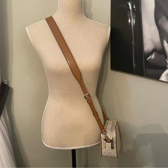 Michael Kors ‘Connie’ Crossbody Camera Bag - Picture 7 of 16